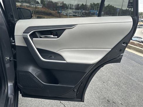 Used 2022 Toyota RAV4 XLE Premium image 16
