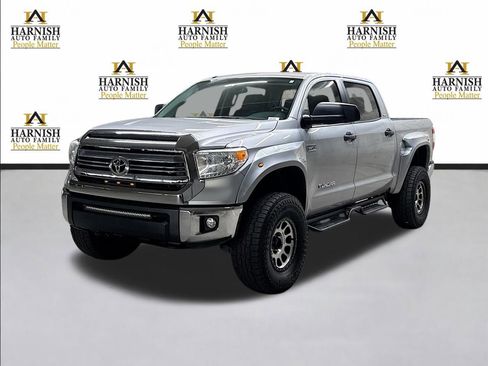 Used 2017 Toyota Tundra SR5 w/ SR5 Upgrade Package AWD/4WD image 1
