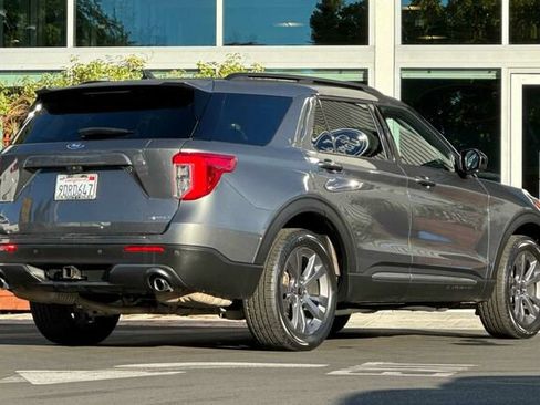 Certified 2022 Ford Explorer XLT w/ Equipment Group 202A image 4