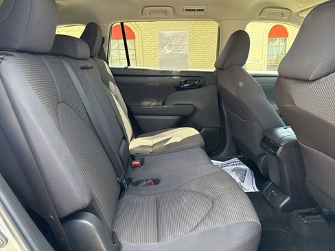 Used 2024 Toyota Highlander LE AWD/4WD image 10