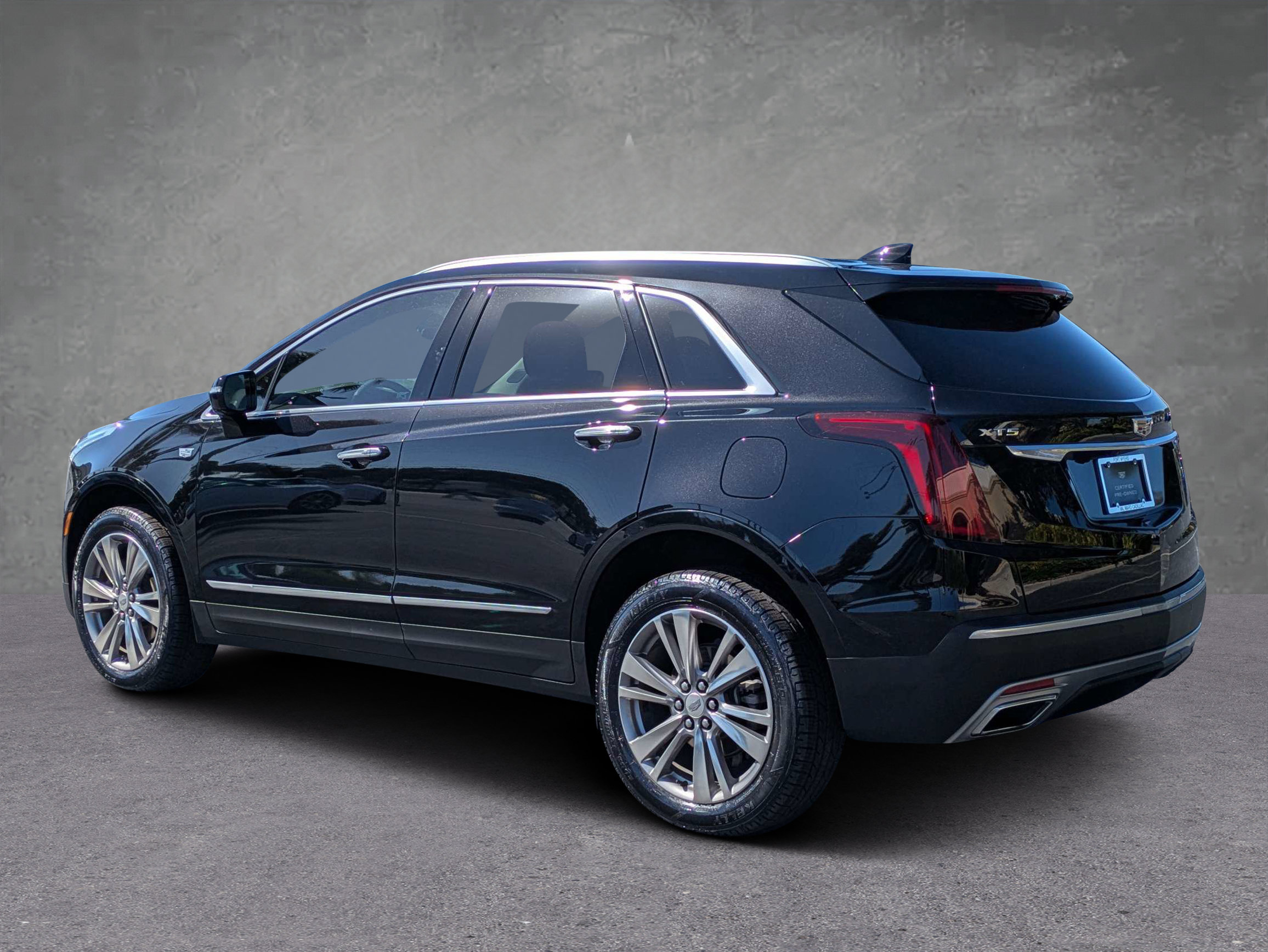 Used 2023 Cadillac XT5 Premium Luxury FWD image 2