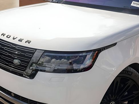 Used 2023 Land Rover Range Rover SE AWD/4WD image 2