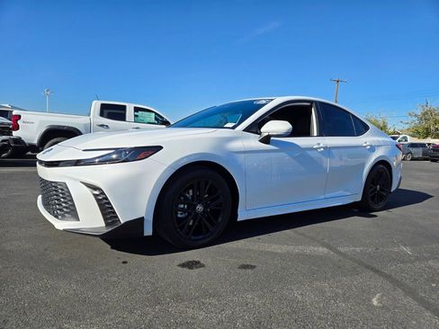 Used 2025 Toyota Camry SE image 2