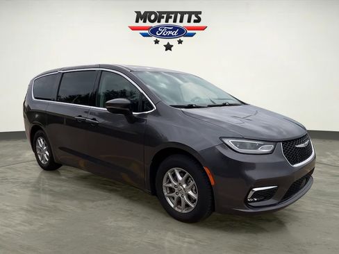 Used 2023 Chrysler Pacifica Touring-L FWD image 7