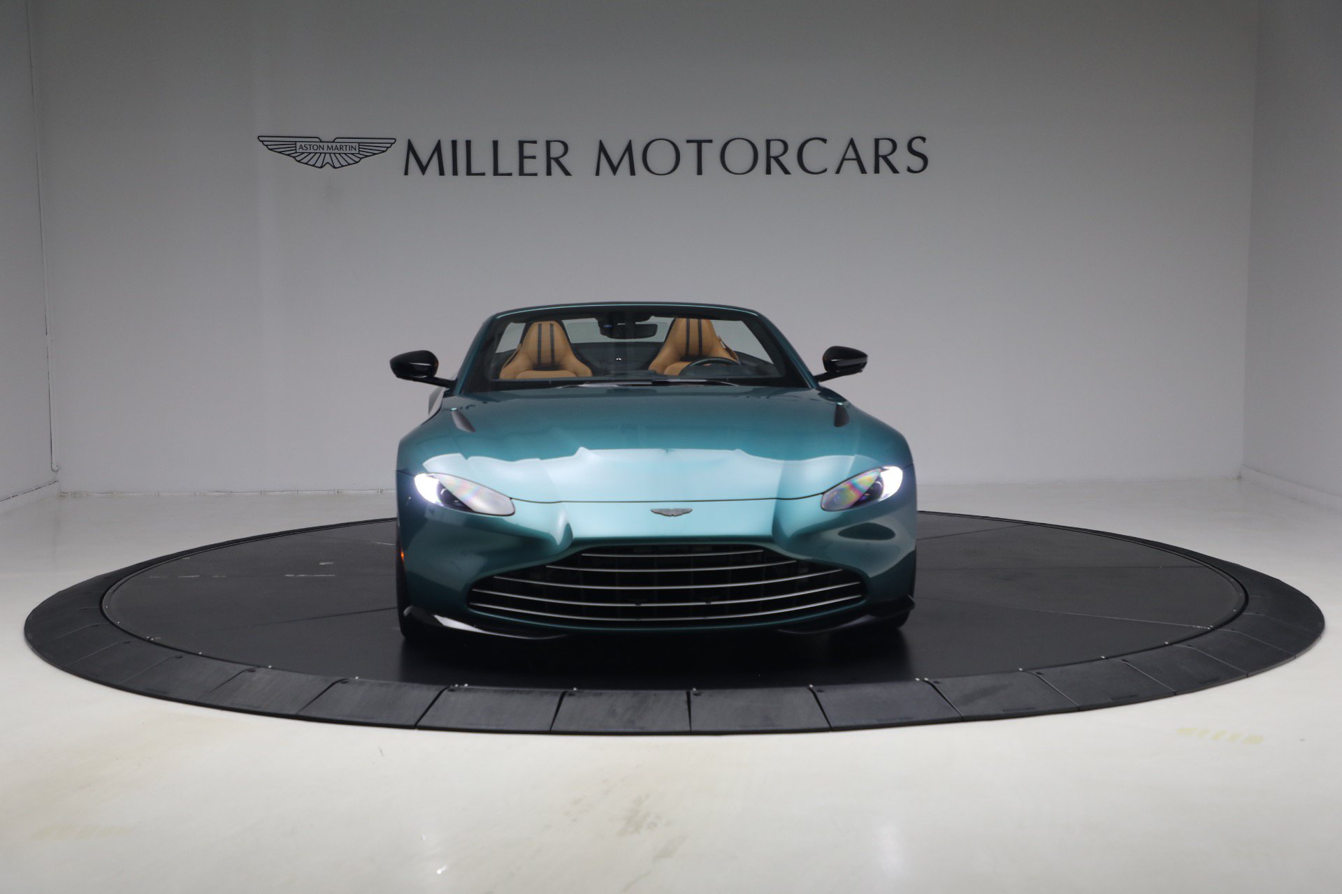 Used 2023 Aston Martin V8 Vantage Roadster RWD image 13