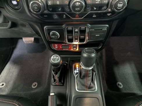 Used 2022 Jeep Gladiator Rubicon w/ Cold Weather Group AWD/4WD image 22