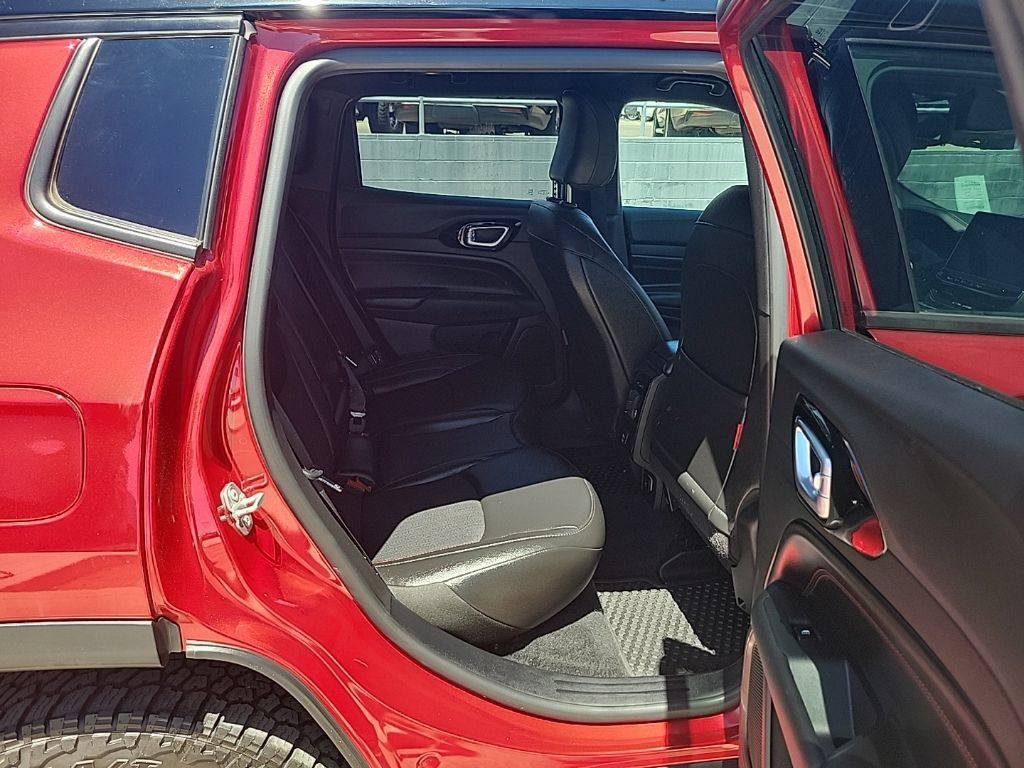Used 2025 Jeep Compass Trailhawk AWD/4WD image 15