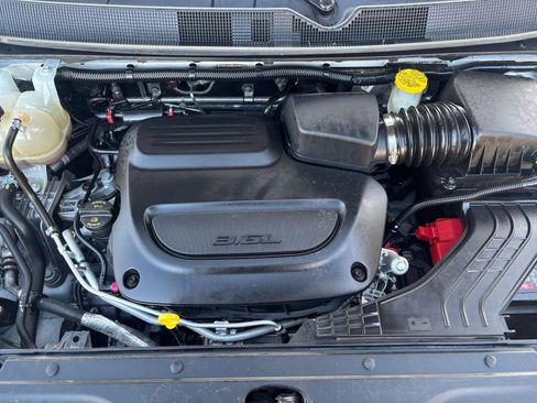 Used 2023 Chrysler Voyager LX image 30