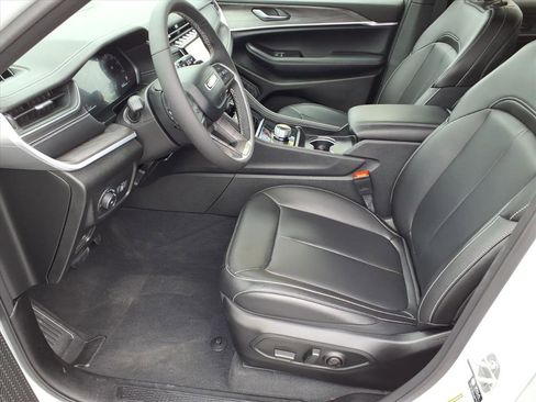 Used 2025 Jeep Grand Cherokee Limited image 11