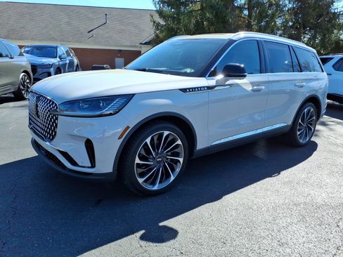 Used 2025 Lincoln Aviator Reserve w/ Equipment Group 201A AWD/4WD image 3