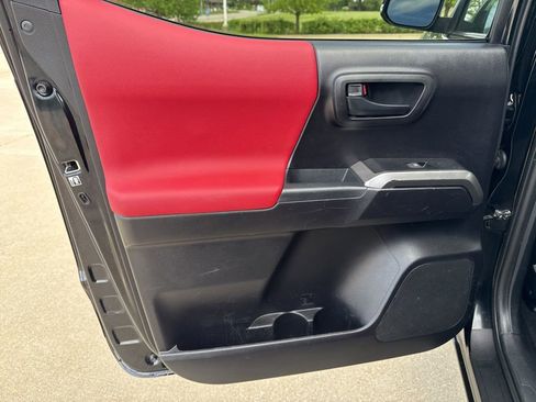 Used 2020 Toyota Tacoma SR5 w/ Technology Package AWD/4WD image 17