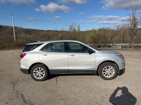 Used 2018 Chevrolet Equinox LS image 2
