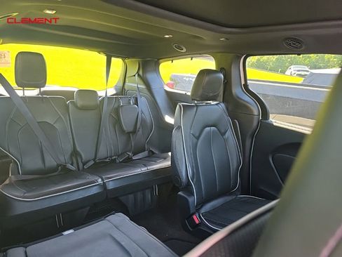 Used 2025 Chrysler Pacifica Limited FWD image 4