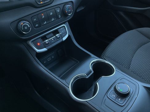 Used 2024 GMC Terrain SLE image 35