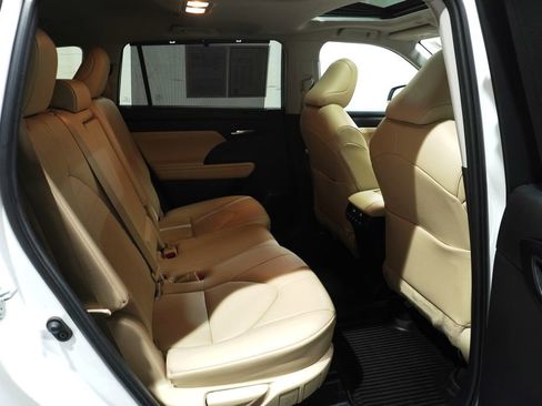 Certified 2023 Toyota Highlander XLE image 16