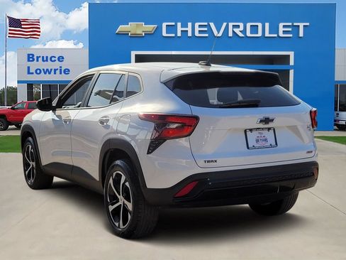 Used 2024 Chevrolet Trax RS w/ Driver Confidence Package FWD image 4