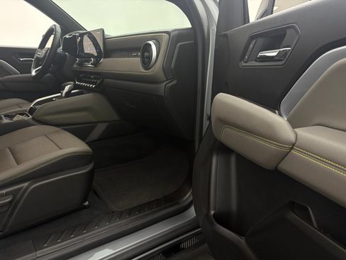 Used 2025 Chevrolet Colorado ZR2 w/ Technology Package AWD/4WD image 32