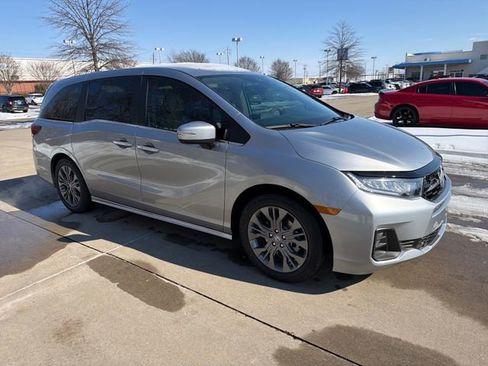 New 2026 Honda Odyssey Touring image 7
