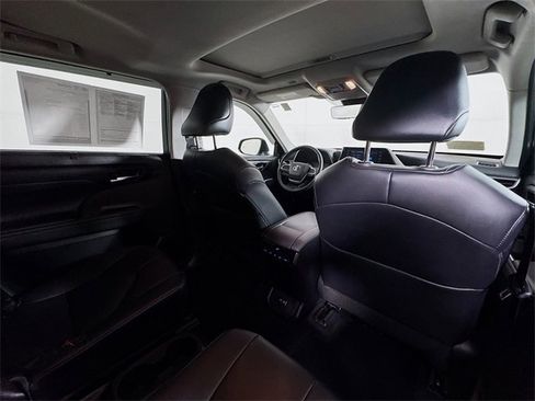 Used 2022 Toyota Highlander XLE image 33