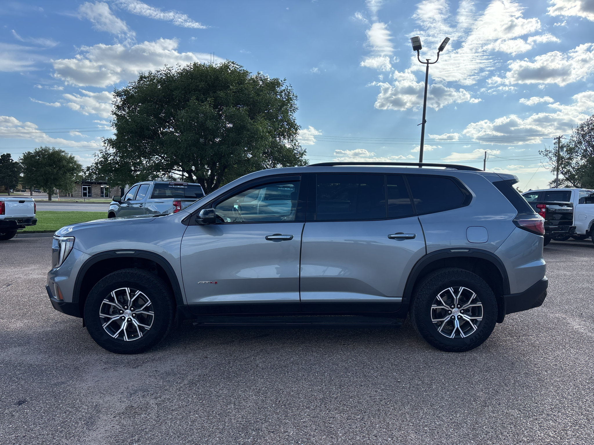 Used 2024 GMC Acadia AT4 w/ Luxury Package AWD/4WD image 5