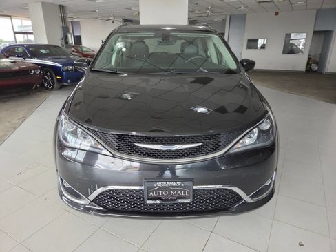 Used 2017 Chrysler Pacifica Touring-L w/ Tire & Wheel Group FWD image 2