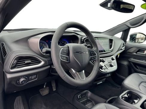 Used 2025 Chrysler Pacifica Select AWD/4WD image 11