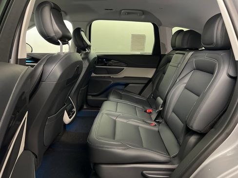 Used 2025 Lincoln Nautilus Premier image 32