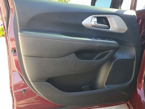 Used 2018 Chrysler Pacifica Touring Plus w/ S Appearance Package image 25