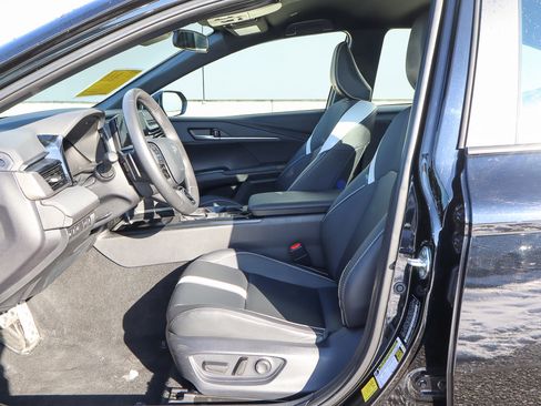 Used 2025 Toyota Camry SE image 7