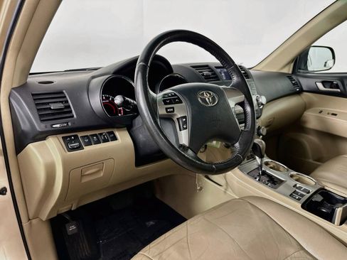Used 2011 Toyota Highlander SE w/ Tow Pkg AWD/4WD image 9