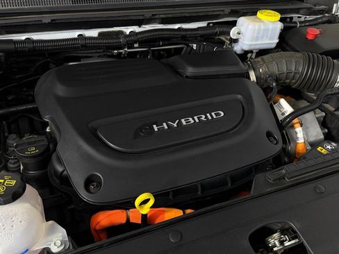 Used 2023 Chrysler Pacifica Pinnacle FWD image 36