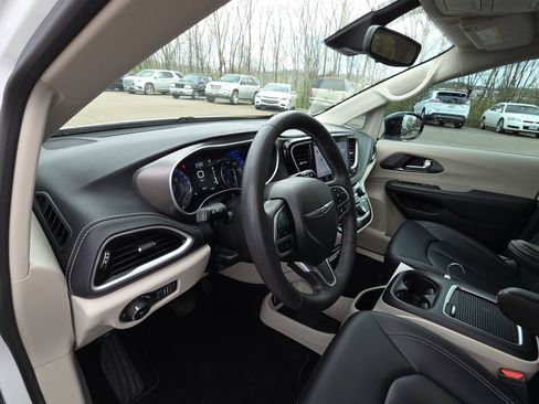 Used 2024 Chrysler Pacifica Touring-L image 14