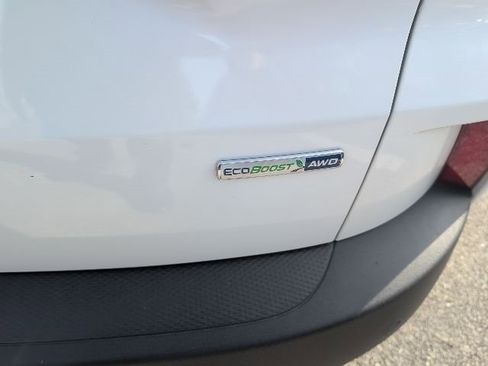 Used 2020 Ford Escape Titanium image 9