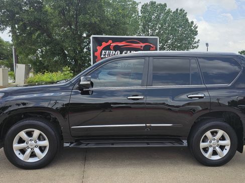 Used 2019 Lexus GX 460 w/ Navigation Package image 2