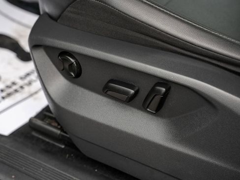 Used 2018 Volkswagen Tiguan SE w/ Panoramic Sunroof Package image 16