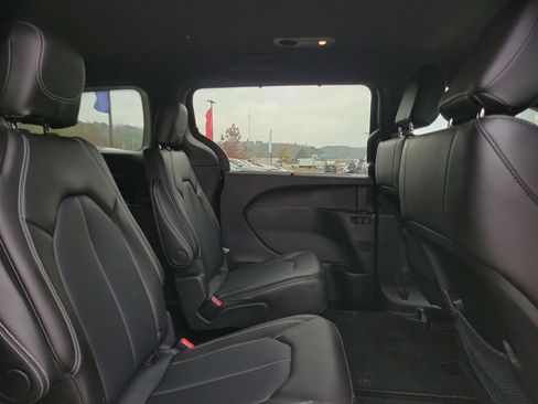 Used 2025 Chrysler Voyager LX image 36