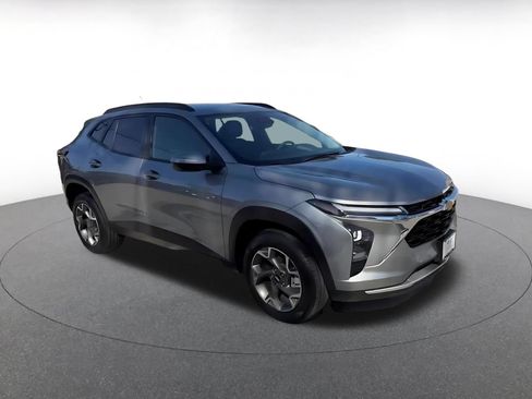 Used 2025 Chevrolet Trax LT FWD image 2