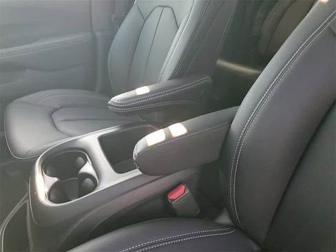 New 2026 Chrysler Pacifica Select image 17