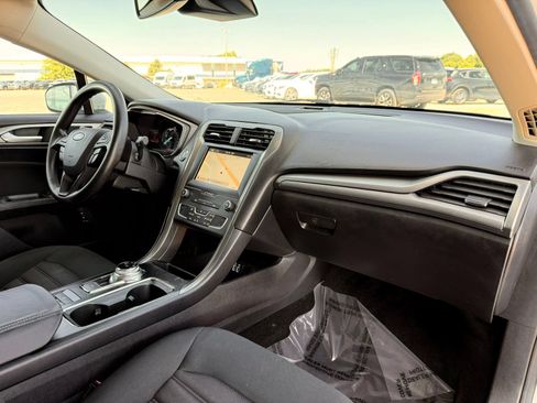 Used 2019 Ford Fusion SE FWD image 20