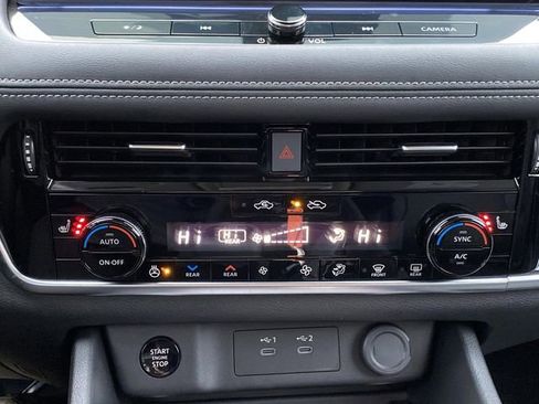 Used 2025 Nissan Rogue SL w/ SL Premium Package image 21