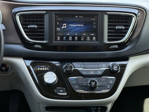 Used 2020 Chrysler Voyager L image 16