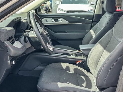 Used 2025 Ford Explorer Active RWD image 18