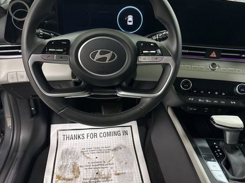 Used 2025 Hyundai Elantra Limited image 11