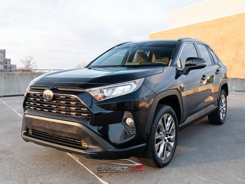 Used 2019 Toyota RAV4 XLE Premium image 3
