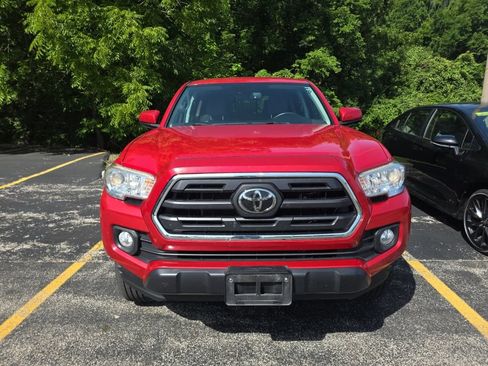Used 2019 Toyota Tacoma SR5 AWD/4WD image 2