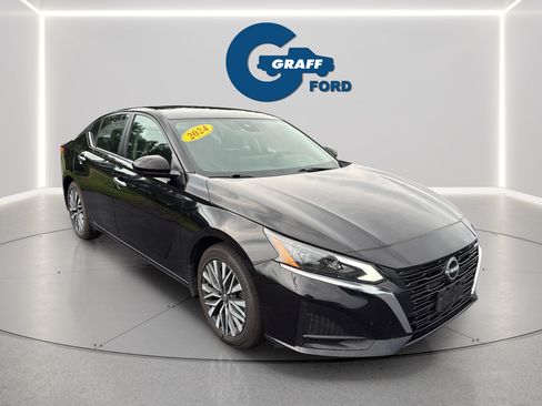 Used 2024 Nissan Altima 2.5 SV w/ SV Premium Package FWD image 3