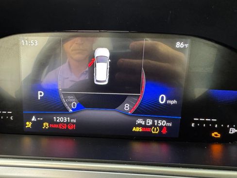 Used 2025 Volkswagen Taos SE w/ Panoramic Sunroof Package FWD image 4