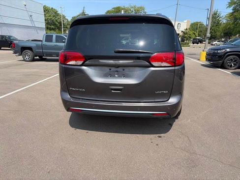 Used 2020 Chrysler Pacifica Limited w/ Tire & Wheel Group FWD image 6