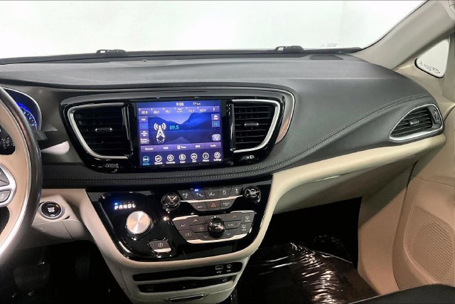 Used 2019 Chrysler Pacifica Limited w/ Tire & Wheel Group FWD image 8
