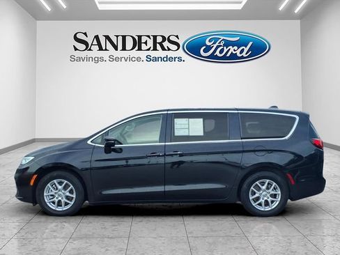 Used 2024 Chrysler Pacifica Touring-L FWD image 5